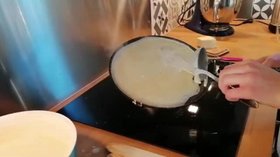 Cooking crêpes